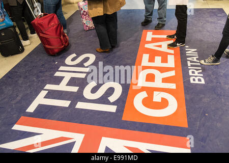 Touristen am Pass Kontrolle UK Grenzübergang am Gare du Nord Zug Bahnhof Paris, Frankreich, vor dem boarding Eurostar-Zug. Stockfoto