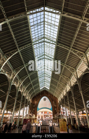 Aufwärts bis zum gewölbte Metall und Glas Dach über dem Colon-Markt in Valencia, Spanien. Stockfoto