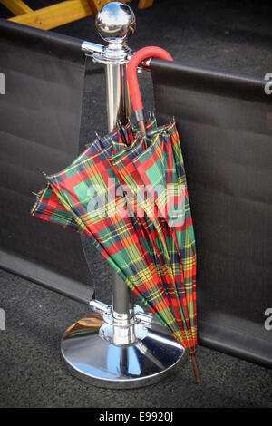 Regenschirm in Glasgow Commonwealth Games tartan Stockfoto