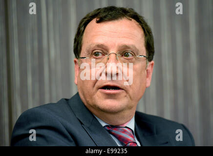 Köln, Deutschland. 21. Oktober 2014. Manager der Kölner Seilbahn, Thomas Miebach, spricht im Rahmen einer Pressekonferenz über die Rettung aus einer Seilbahn-Gondel baumelnd über dem Rhein außerhalb in Roesrath, Deutschland, 22. Oktober 2014. Die Seilbahn kam zum Stillstand, während der Sturm letzte Nacht. Die Familie Hut von einem Abseilen aus einer Höhe von 40 Metern über den Rhein gerettet werden. Bildnachweis: Dpa picture Alliance/Alamy Live News Stockfoto