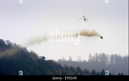 Ein Hubschrauber ist Wald im Schwarzwald, Süddeutschland, am 10. Oktober 2010 Kalkung. Stockfoto