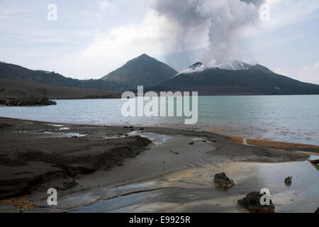 Hot Springs Wärmestrom in Simpson Harbour gegenüber Mt. Tavurvur Vulkan, Rabaul, New Britain Island, Papua Neu Guinea Stockfoto