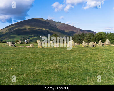 Dh: Castlerigg Steine KESWICK, LAKE DISTRICT Frau an Steinen Blencathra Berg Castlerigg Standing Stone Circle uk Stockfoto