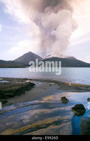 Hot Springs Wärmestrom in Simpson Harbour gegenüber Mt. Tavurvur Vulkan, Rabaul, New Britain Island, Papua Neu Guinea Stockfoto