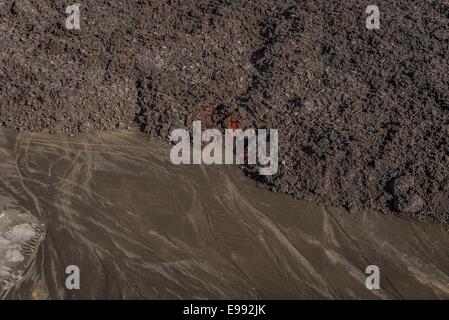 Lavastrom mit Reifenspuren, Holuhraun Riss Ausbruch, in der Nähe der Vulkan Bardarbunga, Island. Stockfoto