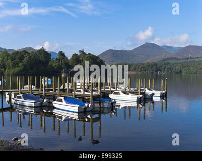 dh Derwent Water KESWICK LAKE DISTRICT Motorboote Pier Anlegesteg Ankerplatz derwentwater Stockfoto