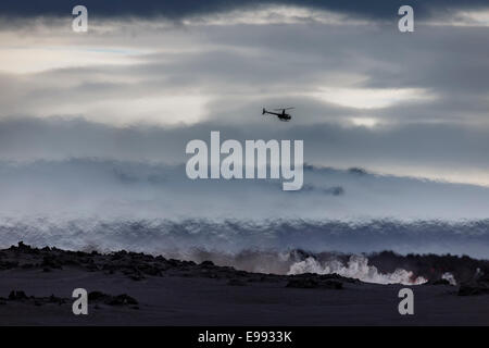 Hubschrauber fliegen über den Vulkanausbruch in der Holuhruan Spalte, in der Nähe der Vulkan Bardarbunga Island. Stockfoto