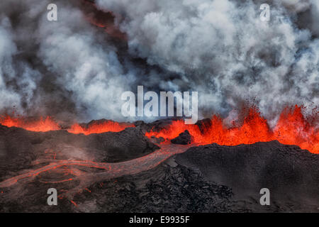 Lava und Federn aus den Holuhraun Riss, Vulkan Bardarbunga Island. Stockfoto