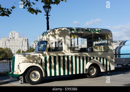 Ein 1959 Morris Commercial van verkaufen Eis auf der South Bank, London. Stockfoto