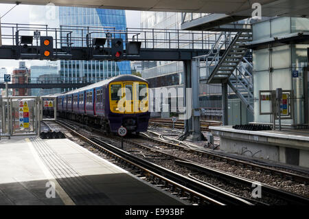 Capital Connect erstklassig 319-Bahnhof in Blackfriars aus dem Süden, Reisen nach Luton. Stockfoto