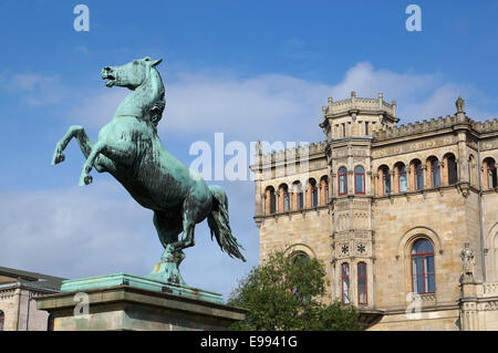 Bronzestatue des sächsischen Ross vor der Leibniz Universität in Hannover, Deutschland Stockfoto