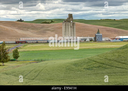 Ein Getreidesilo und die Schiene Abstellgleis daneben für den Transport von landwirtschaftlichen Getreide auf den Markt. Stockfoto