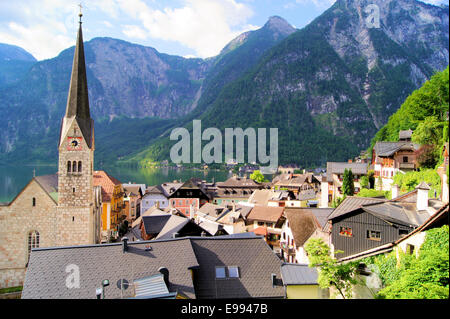 Blick über die malerische Stadt Hallstatt mit Alpen im Hintergrund, Österreich Stockfoto