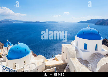 Traditionelle griechische Kirchen mit drei blauen Kuppeln, Oia, Santorini, Thira, Kykladen, griechische Inseln, Griechenland, EU, Europa Stockfoto