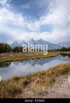 Die Teton Range Mountains im Grand Teton National Park, vom Schwabacher Landeplatz am Snake River in Wyoming USA Stockfoto