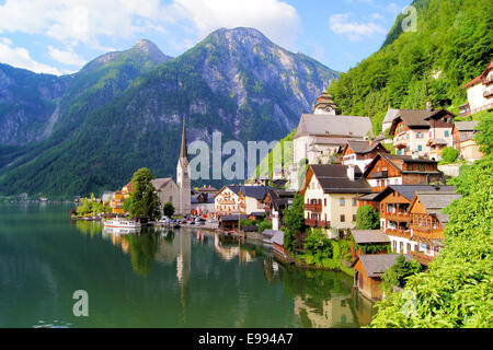 Berühmten See Seitenansicht von Hallstatt Dorf mit Alpen, Österreich Stockfoto