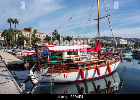 Segelboote im Hafen von Cannes, Côte d ' Azur, Côte d ' Azur, Alpes-Maritimes, Frankreich Stockfoto