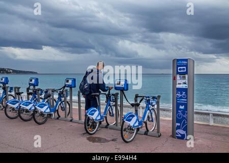 Mann mieten ein Fahrrad von Vélobleu auf dem Deich in Nizza an der Côte d ' Azur, Provence-Alpes-Côte d ' Azur, Frankreich Stockfoto