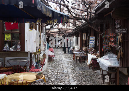 SAFRANBOLU, Türkei - Februar 15: Souvenirläden in alten Arasta Bazaar im 15. Februar 2014 in Safranbolu, Türkei. Arasta Bazaar Stockfoto