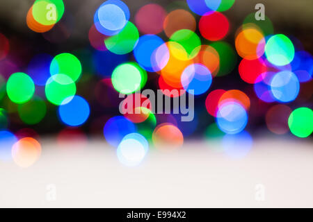 Erstellt durch eine Reihe von hellen mehrfarbigen Bokeh Hintergrund unscharf gestellt Weihnachtsbeleuchtung mit Leerraum. Stockfoto