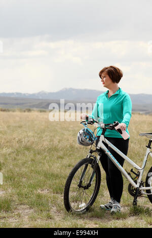 Eine Fahrradfahrerin, die für eine Pause pausiert Stockfoto