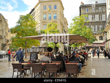 Café-Szene im Stadtzentrum von Bordeaux, Frankreich Stockfoto