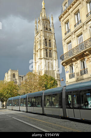 Straßenbahnen im Stadtzentrum von Bordeaux, Frankreich Stockfoto