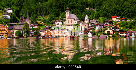 Panaramic Blick auf das Dorf von Hallstatt, Österreich mit See Reflexionen Stockfoto