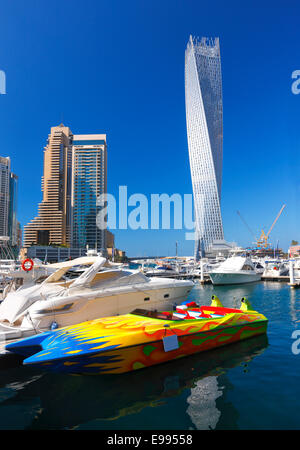 Dubai Marina mit Cayan tower Stockfoto