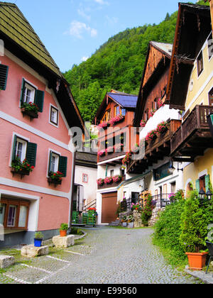 Straße, gesäumt mit traditionellen Holzhäusern in Hallstatt, Österreich Stockfoto