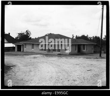 Ein Foto des sächsischen Hauses in Meadville, Pennsylvania, aufgenommen am 27. September 1951. Das Bild erfasst das Haus und seine Umgebung in einem Vintage-Schwarzweiß-Format. Stockfoto