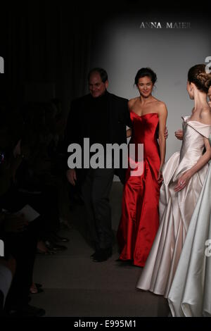 NEW YORK, NY - Oktober 12: Designer Charles W. Bunstine II und Modelle die Landebahn bei Anna Maier zu Fuß / Ulla-Maija Couture Herbst 2014 Brautkollektion show im Hilton New York am 12. Oktober 2014 in New York City. Stockfoto