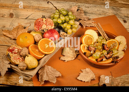 Stillleben mit einem Sortiment von Obst der Saison Herbst Stockfoto