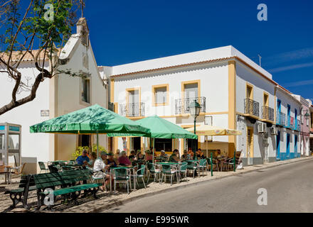 Portugal, Algarve, Alvor, einem Café auf dem zentralen Platz Stockfoto