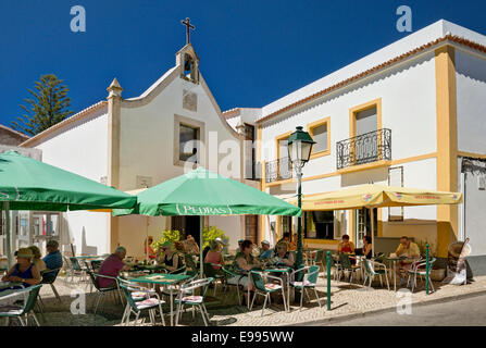 Portugal, Algarve, Alvor, einem Café auf dem zentralen Platz Stockfoto