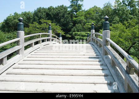 Japanische Garten Brücke, Ritsurin, Gärten, Takamatsu, Shikoku, Japan. Stockfoto