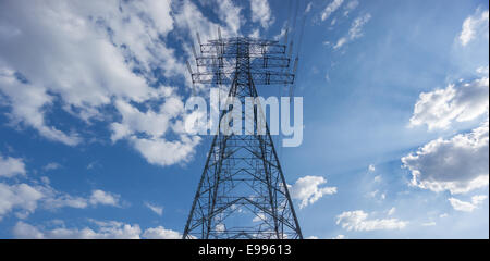 Elektrische Turm zentriert über blauen Himmel und Wolken Stockfoto