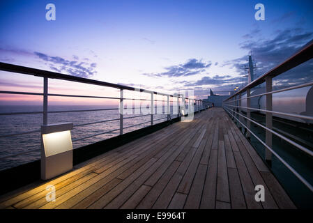 Leeres Deck des MV Arcadiaat Sonnenuntergang, während sie in der Nordsee segelt Stockfoto