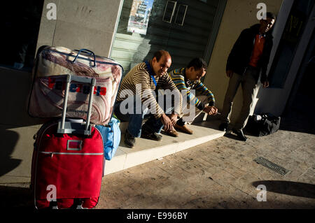 Temporäre Einwanderer kommen, Valdepeñas, Ciudad Real, Spanien, in der Weinlese zu arbeiten. Sie leben in ärmlichen Verhältnissen und gehen Sie zu co Stockfoto