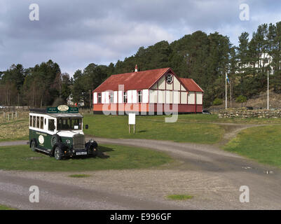 dh Highland Folk Museum NEWTONMORE INVERNESSSHIRE Scottish Leanach Mission Church Schulbus schottland Schulbus ländliches cairngorms religiöses Gebäude Stockfoto