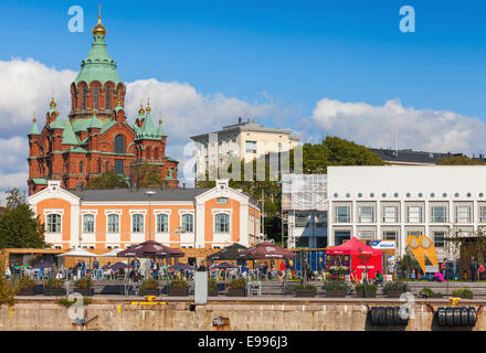 HELSINKI, Finnland - 13. September 2014: Kai Helsinki Stadt mit Menschen und Kuppel der orthodoxen Uspenski-Kathedrale Stockfoto