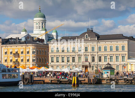 HELSINKI, Finnland - 13. September 2014: zentrale Kai von Helsinki mit Schiffen, gehen Menschen und Kuppel der Kathedrale Hauptstadt Stockfoto