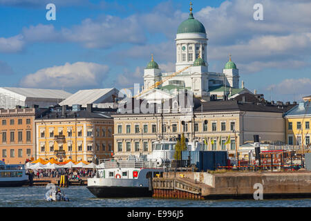 HELSINKI, Finnland - 13. September 2014: zentrale Kai von Helsinki mit festgemachten Schiffe, gehen Menschen und Kuppel der Hauptstadt Katze Stockfoto