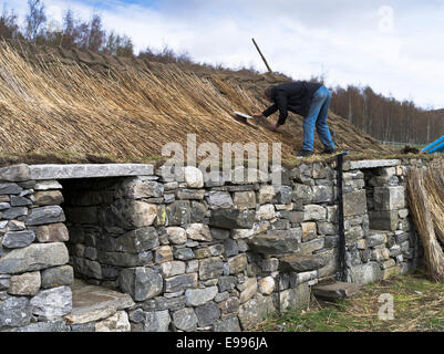 dh Highland Folk Museum NEWTONMORE INVERNESSSHIRE Mann strohende Croft Cottage Dach schwarzes Haus schottische Blackhouse Stroh Bau schottland Stockfoto