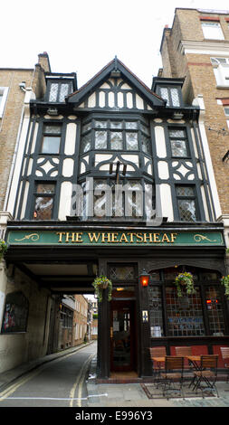 The Wheatsheaf Pub, wo Dylan Thomas zuerst seine Frau Caitlin MacNamara in Soho in London England UK KATHY DEWITT met Stockfoto