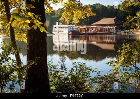 Sonnenbeschienenen Tretboot spiegelt sich in der noch Wasser des Sees an einem frühen Morgen im Herbst im Stone Mountain Park in Atlanta, Georgia. USA Stockfoto