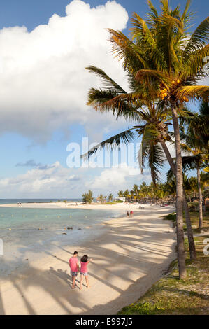 Ein paar gehen auf Belle Mare Beach, Mauritius, Afrika Stockfoto