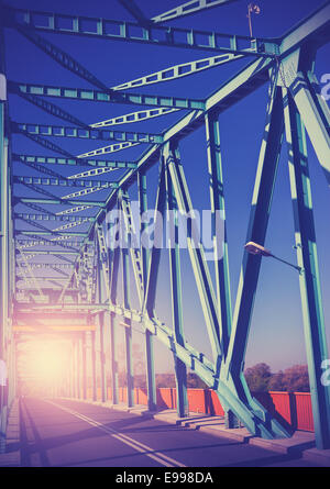 Vintage stilisierte Foto von einer Stahlbrücke mit Sonnenlicht. Stockfoto