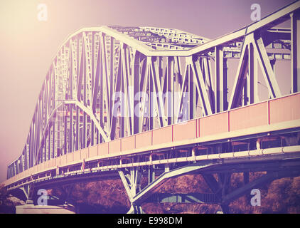 Vintage stilisierte Foto von einer Stahlbrücke mit Sonnenlicht. Stockfoto