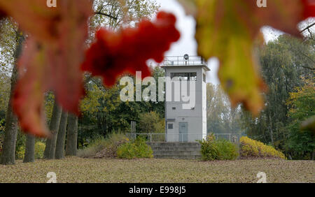 Nieder Neuendorf, Deutschland. 15. Oktober 2014. Ein Blick auf einen ehemaligen Wachturm entlang der ehemalige Verlauf der Berliner Mauer in Nieder Neuendorf, Deutschland, 15. Oktober 2014. Der Wachturm ist einer der vier verbleibenden Türme von insgesamt 392, die entlang des Verlaufs der Berliner Mauer in der DDR gebaut hatte. Der Turmbau war zunächst im Jahr 1987, die 10 Kilometer lange Strecke von der Grenze zwischen Schoenwalde und Stolpe verklagt zu überwachen. Es ist ein denkmalgeschütztes Gebäude seit 1999 gewesen. Foto: Bernd Settnik/ZB/Dpa/Alamy Live News Stockfoto